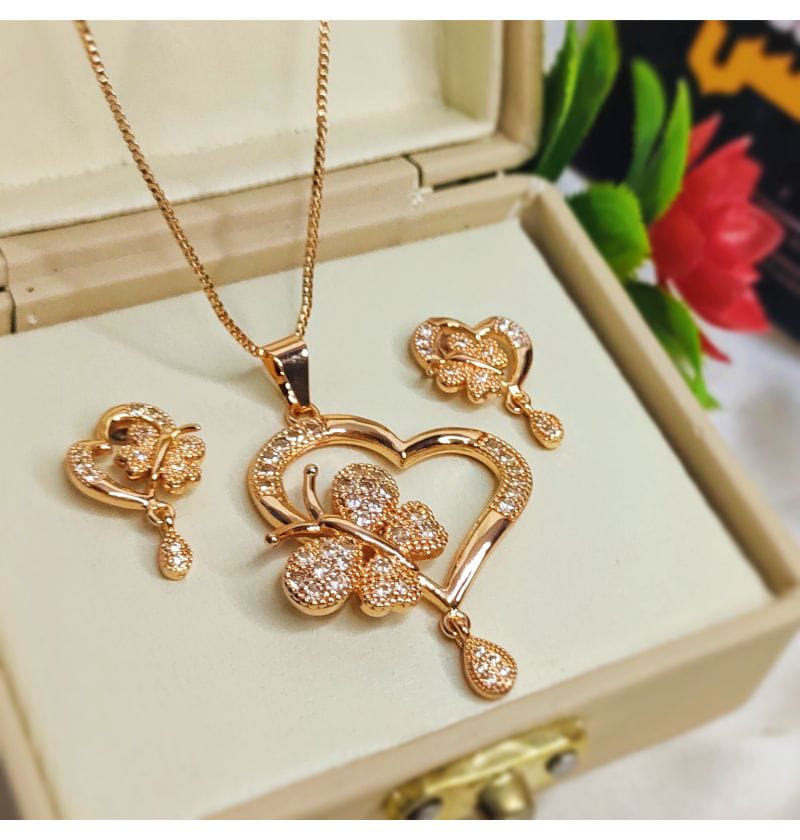 Elegant Design heart shape white Crystal Stones Pendant full set for Girls/Women