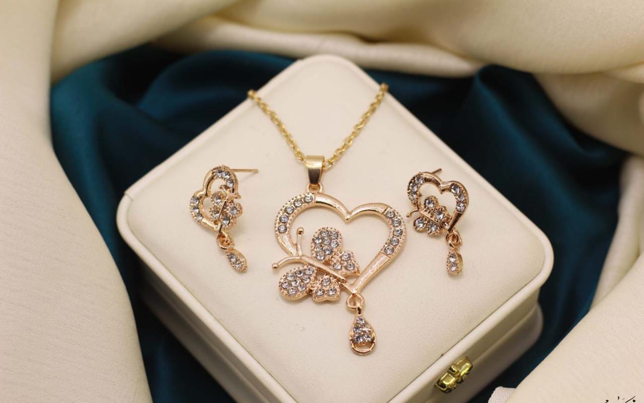 Elegant Design heart shape white Crystal Stones Pendant  full set for Girls/Women