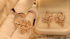 Elegant Design heart shape white Crystal Stones Pendant  full set for Girls/Women